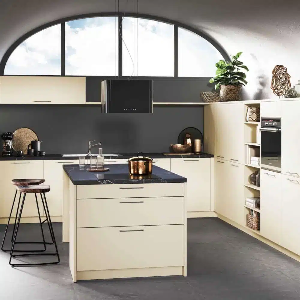 Häcker Inselküche Magnolie matt