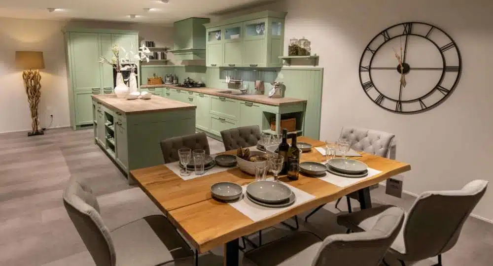 Häcker Landhausküche Esche Pastellgrün Esstisch