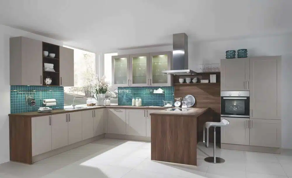 Häcker moderne Landhausküche mit Kochinsel