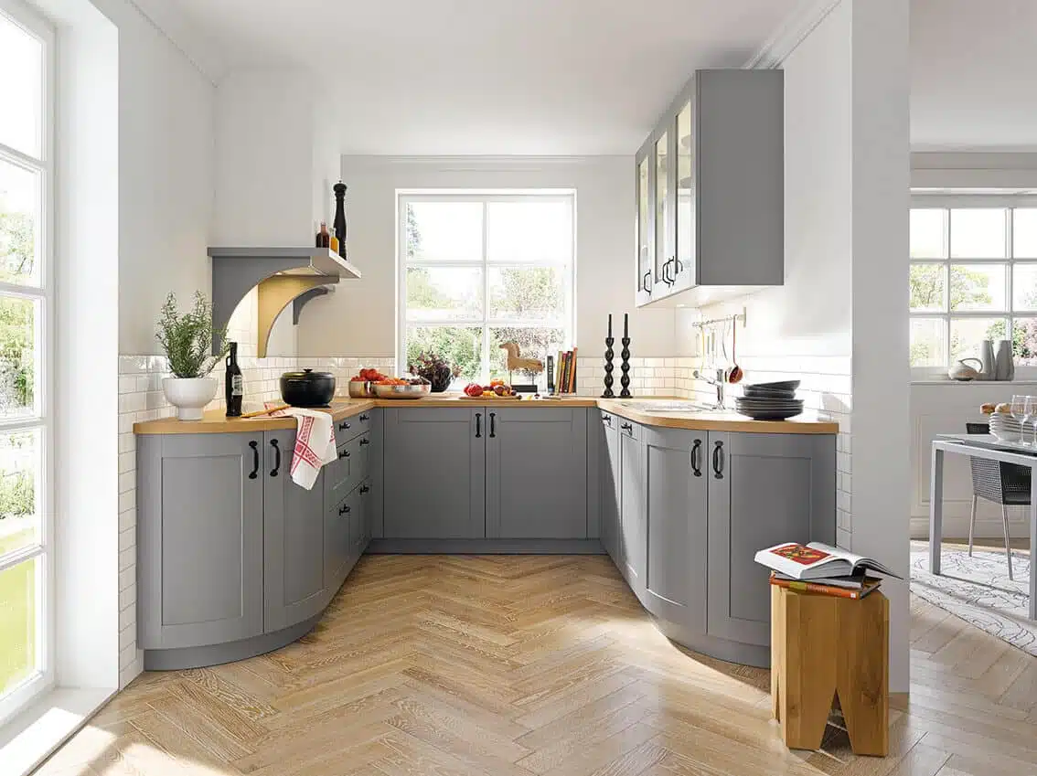Moderne Landhausküche U-Form grau