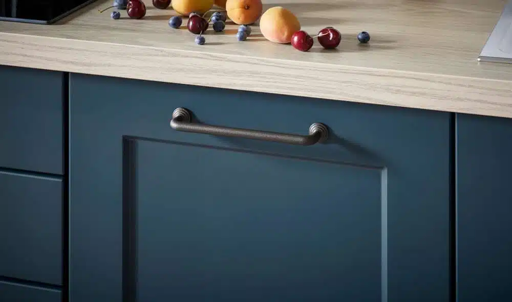 Schüller L-Küche im Landhausstil_Griff-418