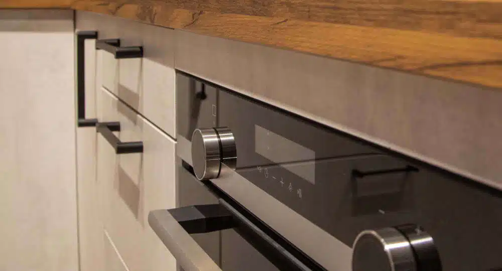 Schüller U-Küche Chaleteiche Beton Backofen