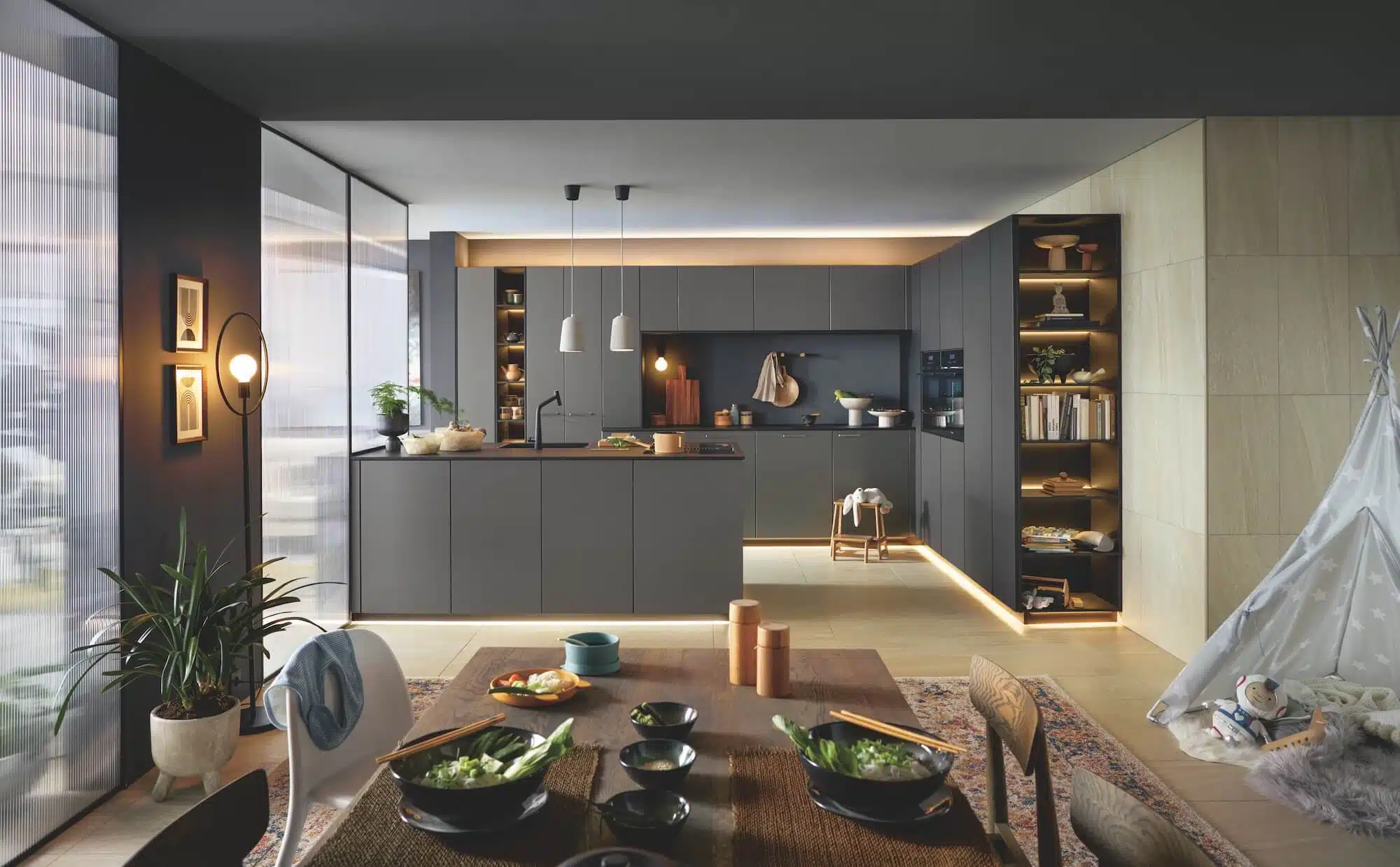 Schüller Designküche Inselküche schwarz smartglas