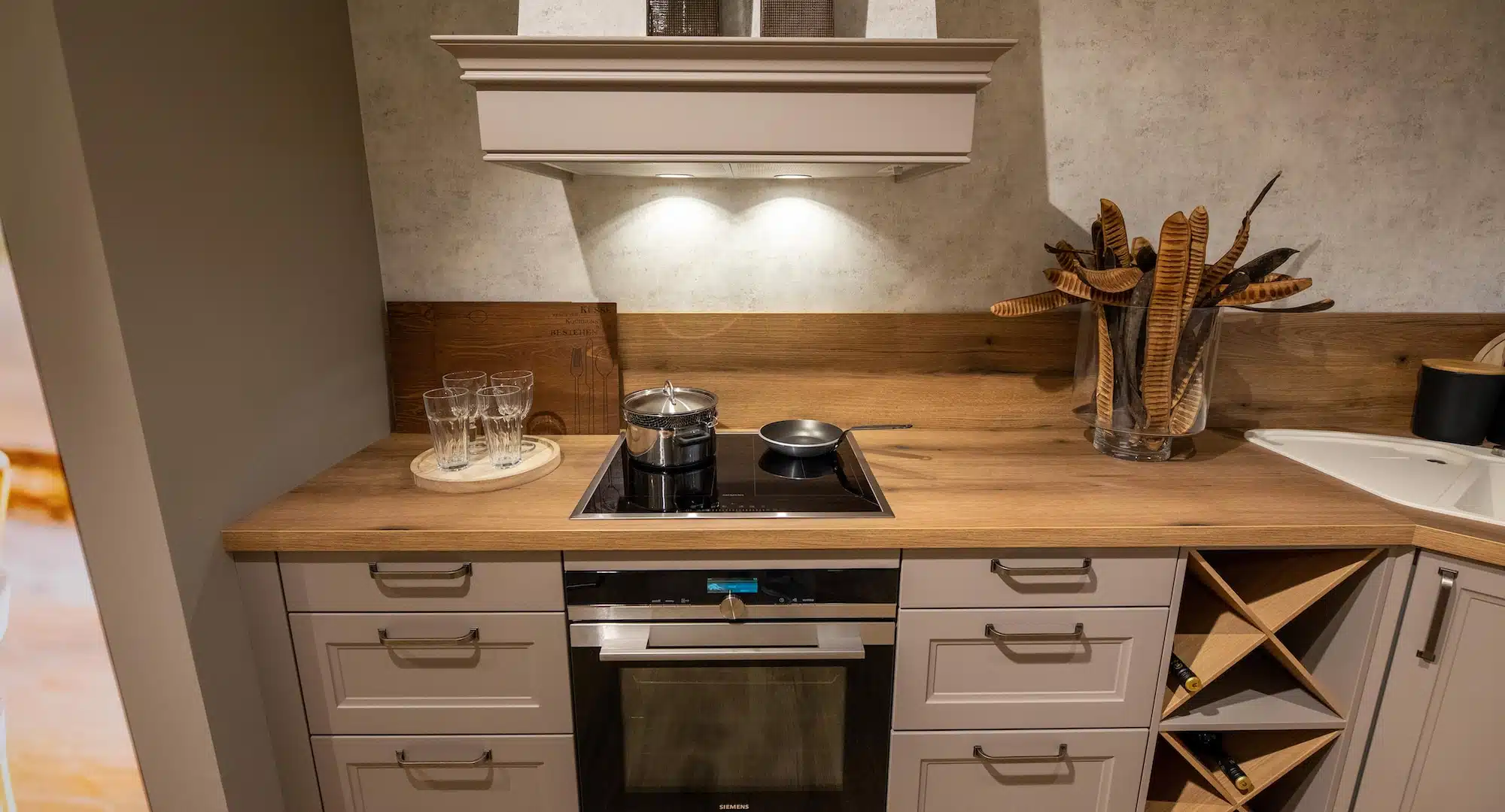 Schüller L-Küche im Landhausstil Kochstelle mit Kamin