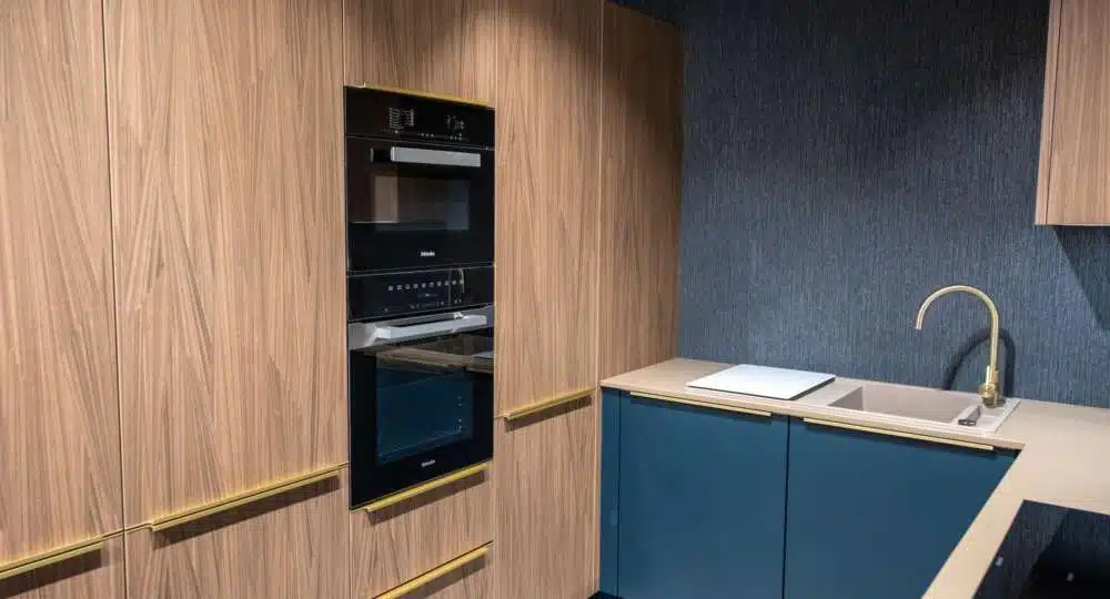 Schüller moderne Küche mit Halbinsel Miele Backofen