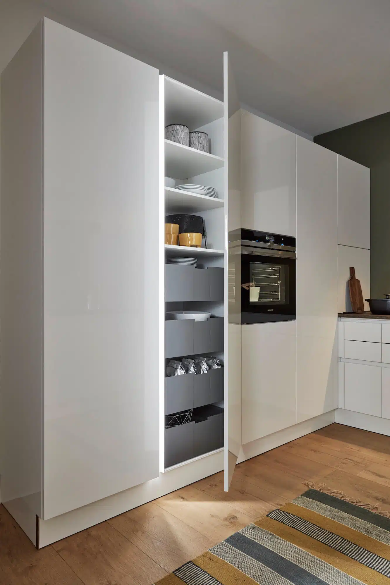 Nolte Designküche Lack hochglanz weiß Wandschrank