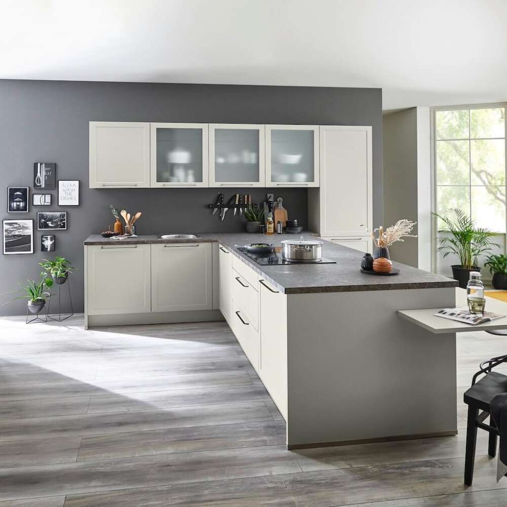 Nolte Landhaus L-Küche beige mit Hochschrank