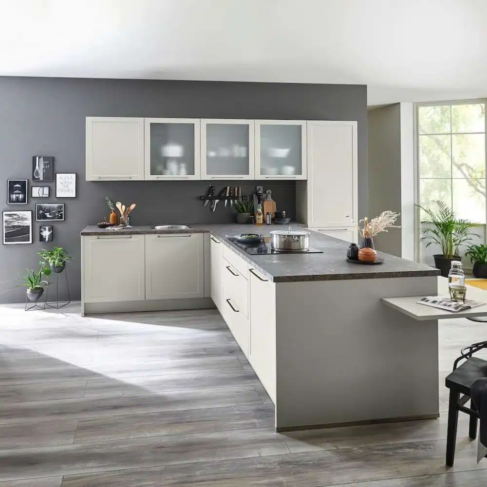 Nolte Landhaus L-Küche beige mit Hochschrank