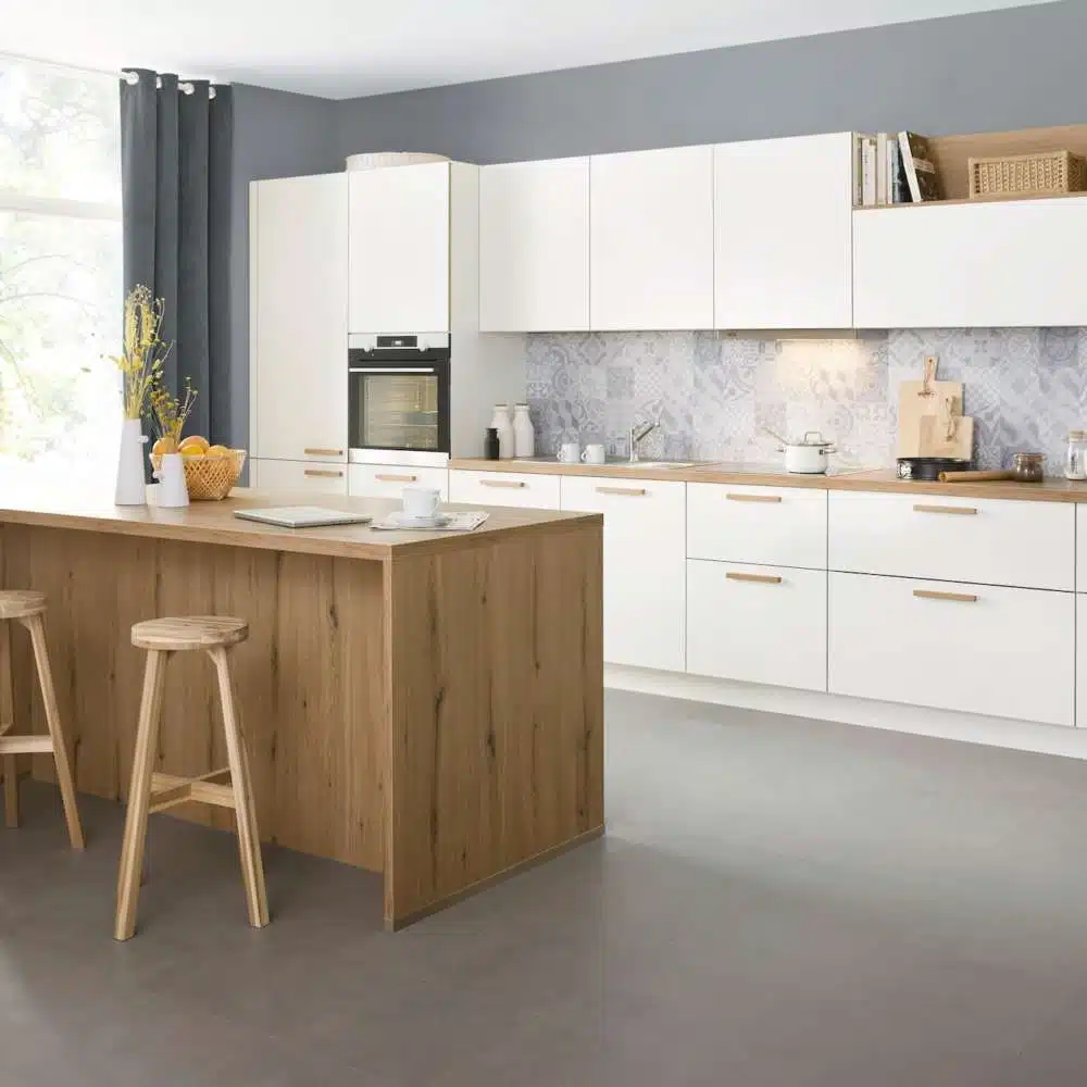 Nolte moderne Küchenzeile weiß mit Holz-Insel