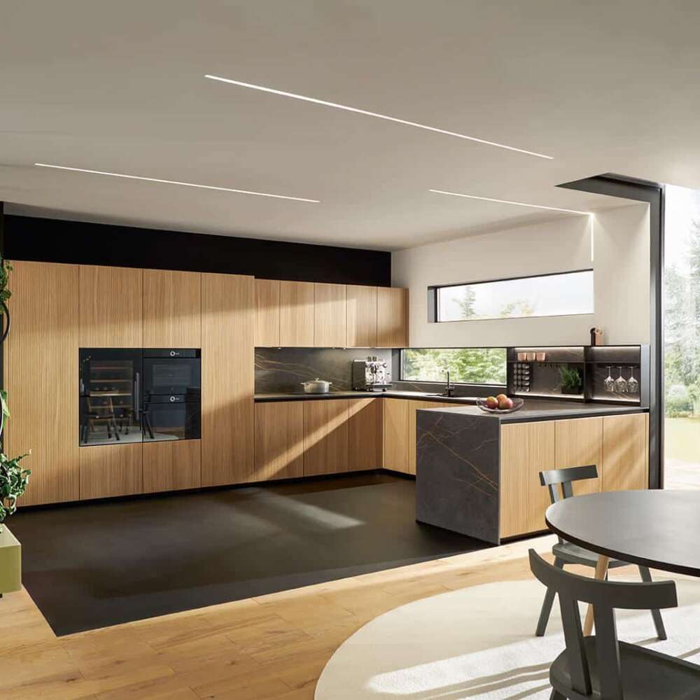 next125 Design U-Küche gerillte Küchenfronten Echtholz