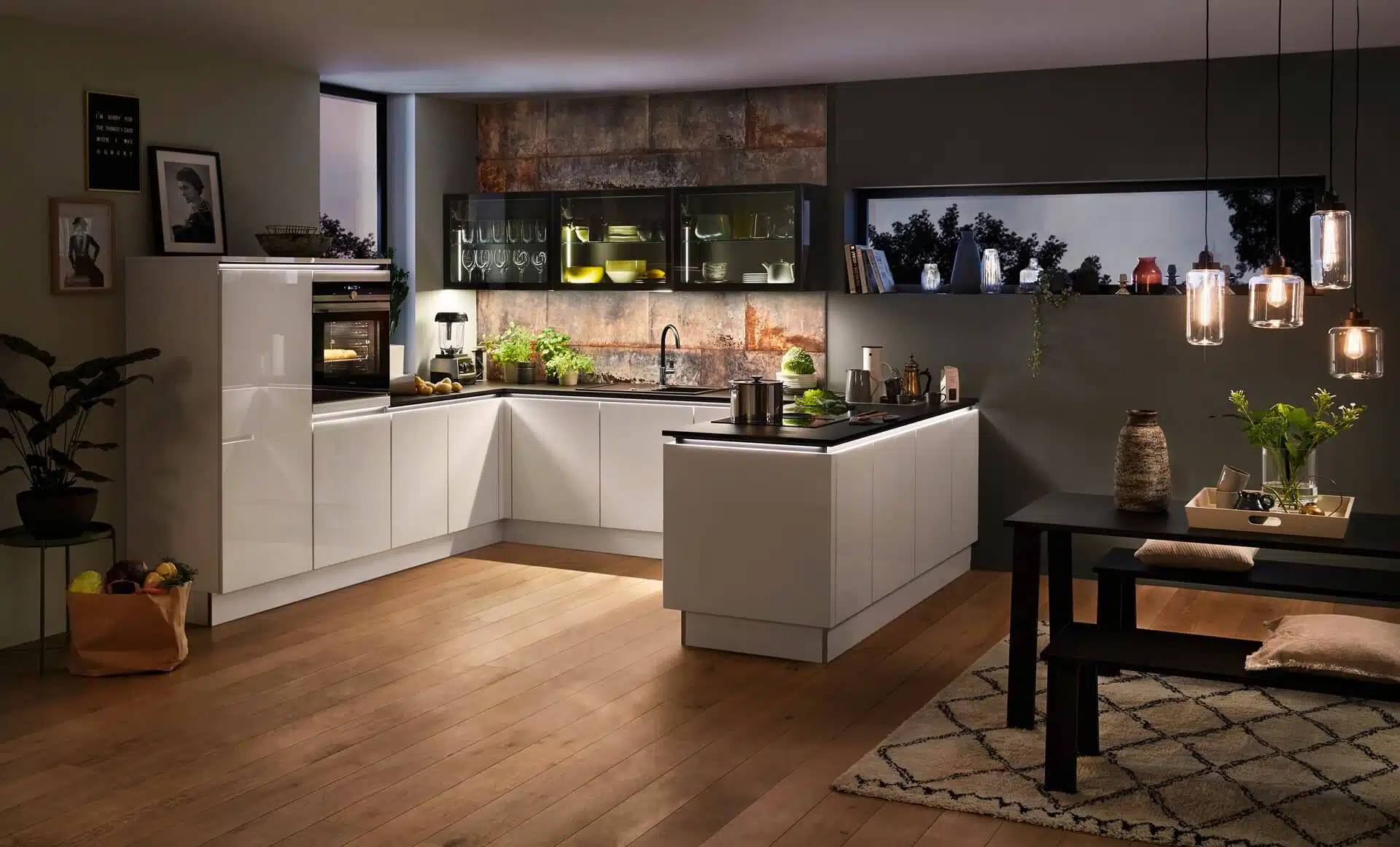 Nolte Design U-Küche Glas tec plus weiß Beleuchtung