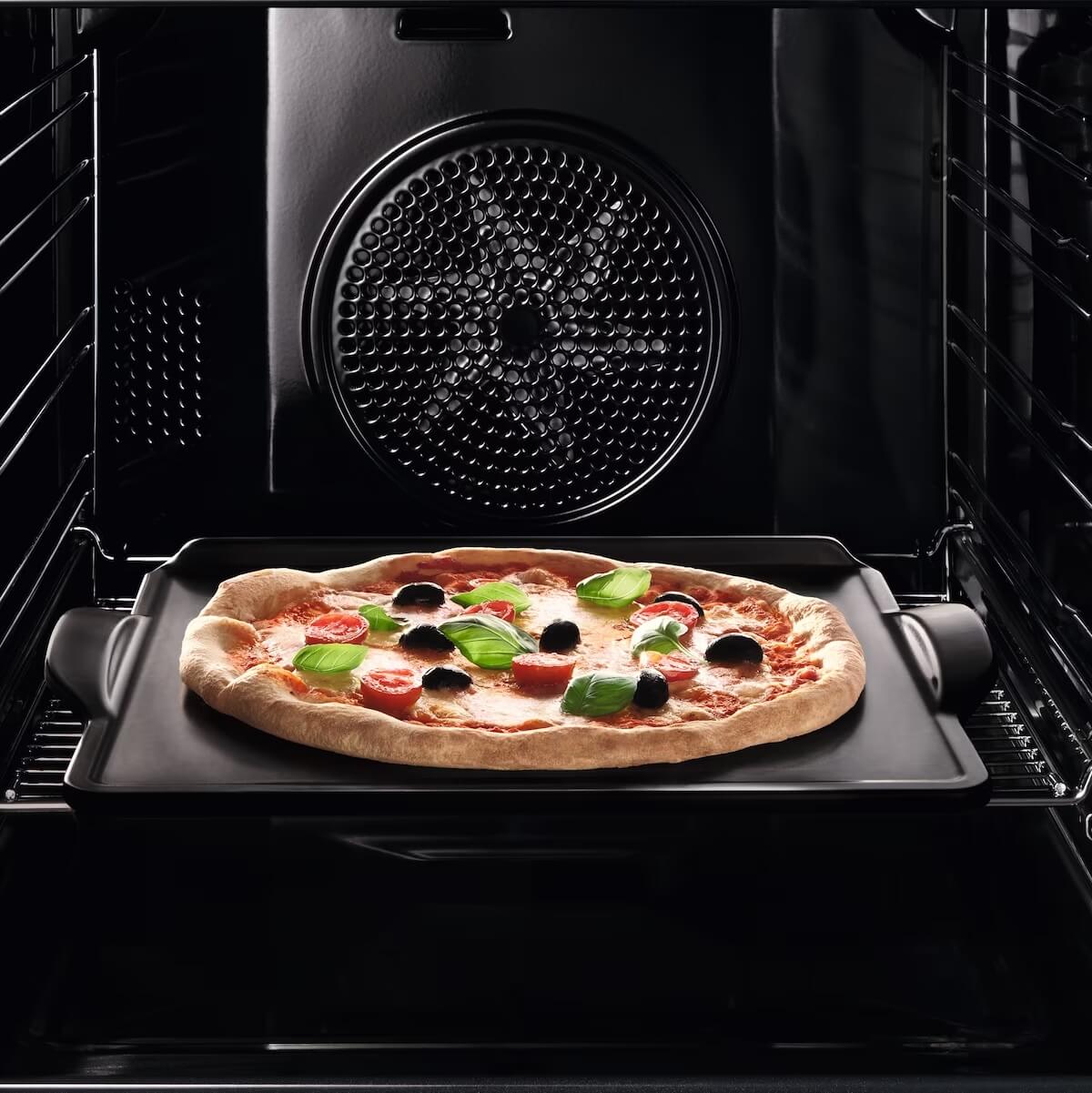 Miele Backofen mit Pizza